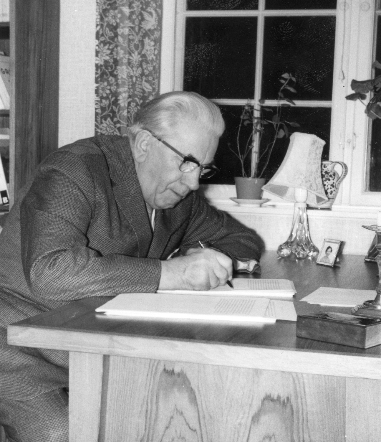 Martinus ved skrivebordet Martinus ved skrivebordet