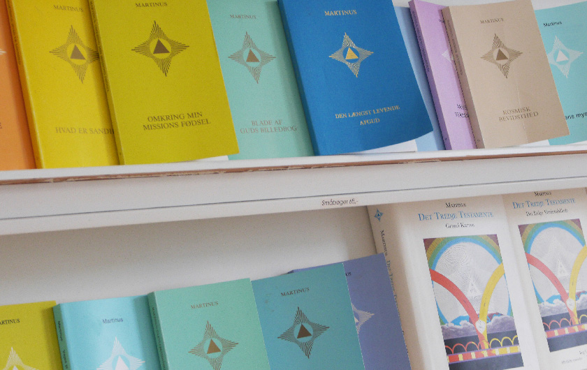 Reol med bøger af Martinus