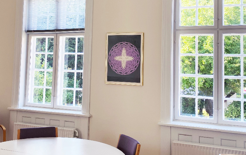 Undervisningslokale med symbol på væggen