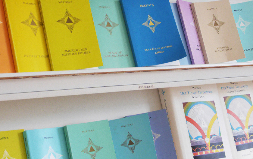 Reol med bøger af Martinus Reol med bøger af Martinus