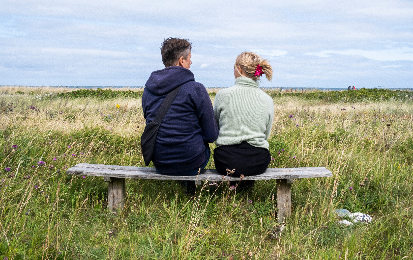To kvinder på en bænk