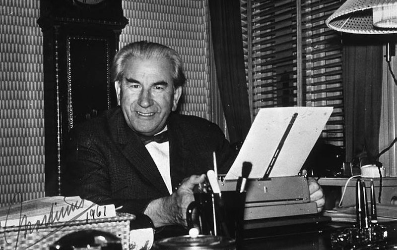 Martinus at his typewriter