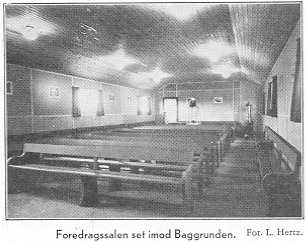 Foredragssalen set imod Baggrunden