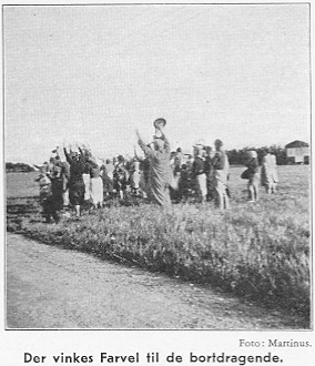 Der vinkes Farvel til de bortdragende. Foto: Martinus.