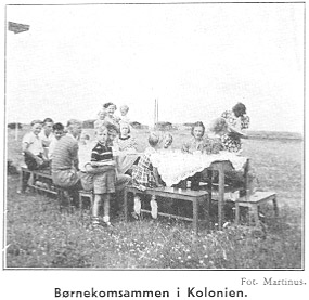 Børnekomsammen i Kolonien. Fot. Martinus.