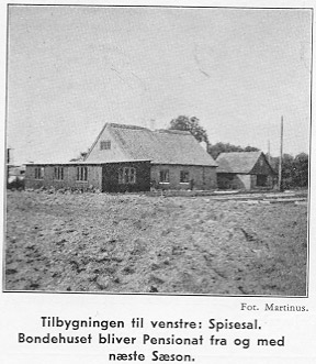 Tilbygningen til venstre: Spisesal. Bondehuset bliver Pensionat fra og med næste Sæson. Fot. Martinus.