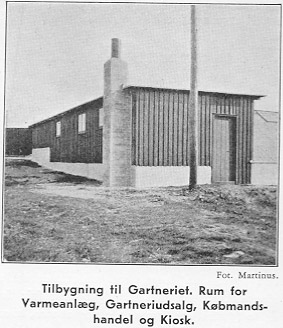 Tilbygning til Gartneriet. Rum for Varmeanlæg, Gartneriudsalg, Købmandshandel og Kiosk. Fot. Martinus.