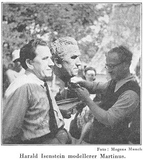 Harald Isenstein modellerer Martinus. Foto: Mogens Munch