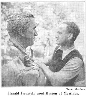 Harald Isenstein med Busten af Martinus. Foto: Martinus