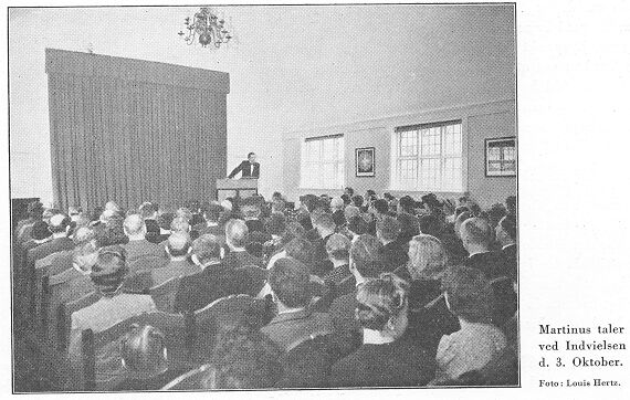 Martinus taler ved Indvielsen d. 3. Oktober. Foto: Louis Hertz.