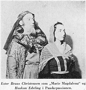 Ester Bruus Christensen som 'Marie Magdalena' og Haakon Edeling i Paaskepassionen.