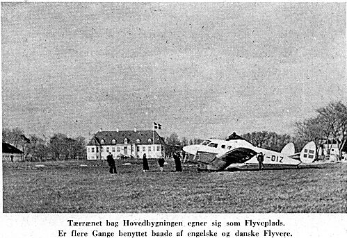 Terrænet bag Hovedbygningen egner sig som Flyveplads. Er flere Gange benyttet baade af engelske og danske Flyvere.