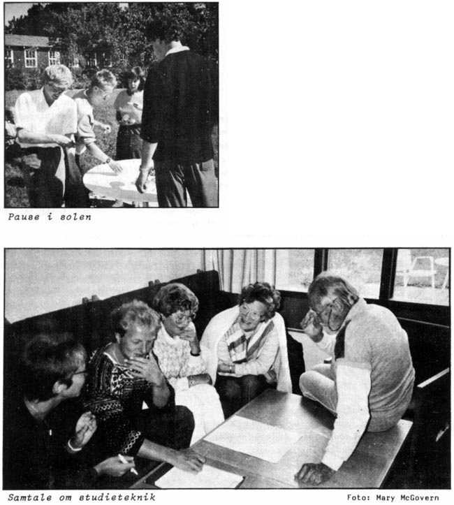 Pause i solen. Samtale om studieteknik. Foto: Mary McGovern