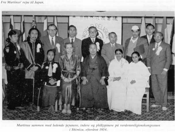 Fra Martinus' rejse til Japan. Martinus sammen med ledende japanere, indere og philippinere på verdensreligionskongressen i Shimizu, efteråret 1954.