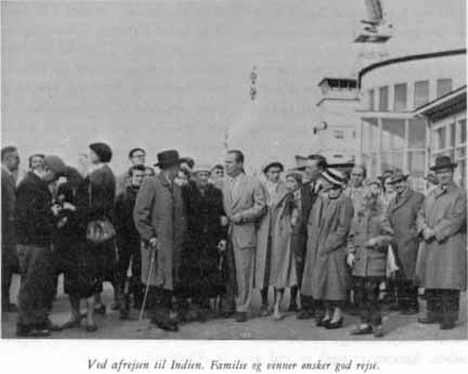 Ved afrejsen til Indien. Familie og venner ønsker god rejse.