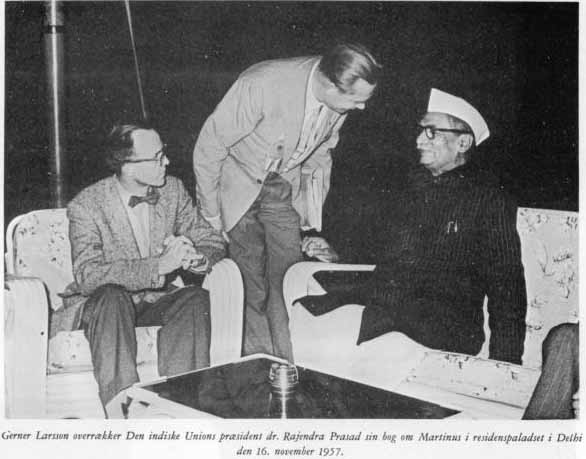 Gerner Larsson overrakker Den indiske Unions præsident dr. Rajendra Prasad sin bog om Martinus i residenspaladset i Delhi den 16. november 1957.