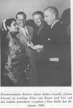 Premierminister Nehru's datter Indira Gandhi, Gerner Larsson og overlæge Sofus von Rosen med frue ved den indiske præsidents reception i New Delhi den 26. januar 1958.