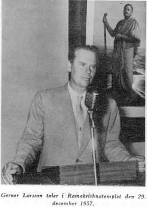 Gerner Larsson taler i Ramakrishnatemplet den 29. december 1957.