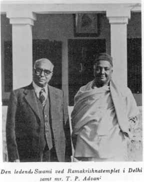 Den ledende Swami ved Ramakrishnatemplet i Delhi samt mr. T. P. Advani.