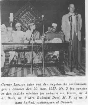 Gerner Larsson taler ved den vegetariske verdenskongres i Benares den 20. nov. 1957. Nr. 2 fra venstre er den indiske minister for industri mr. Dessai, nr. 3 dr. Bode, nr. 4 Mrs. Rukmini Devi, M. P. og nr. 5 hans højhed, maharajaen af Benares.