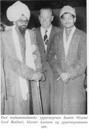 Den muhammedanske ypperstepræst Zamin Nizami Syed Bukhari, Gerner Larsson og ypperstepræstens søn.