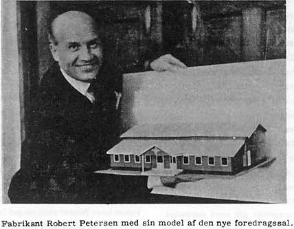 Fabrikant Robert Petersen med sin model af den nye foredragssal.
