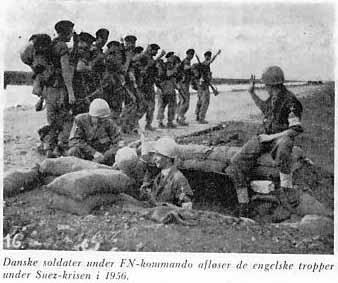 Danske soldater under FN-kommando afløser de engelske tropper under Suez-krisen i 1956.