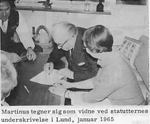 Martinus tegner sig som vidne ved statutternes under skrivelse i Lund, januar 1965