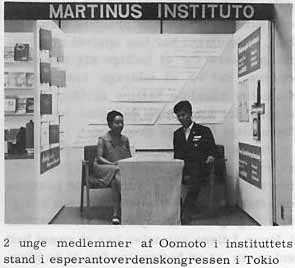 2 unge medlemmer af Oomoto i instituttets stand i esperantoverdenskongressen i Tokio