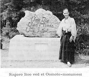 Sinjoro Itoo ved et Oomoto-monument