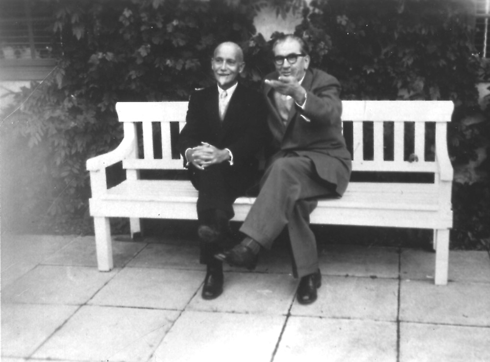 Paul Brunton og Martinus siddende på en bænk