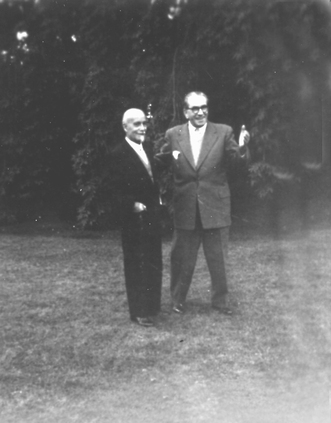 Paul Brunton og Martinus stående på en græsplæne