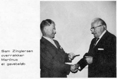Sam Zinglersen overrækker Martinus et gavebeløb