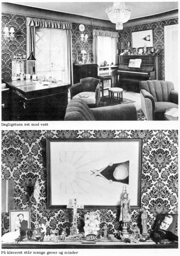 Dagligstuen set mod vest. På klaveret står mange gaver og minder