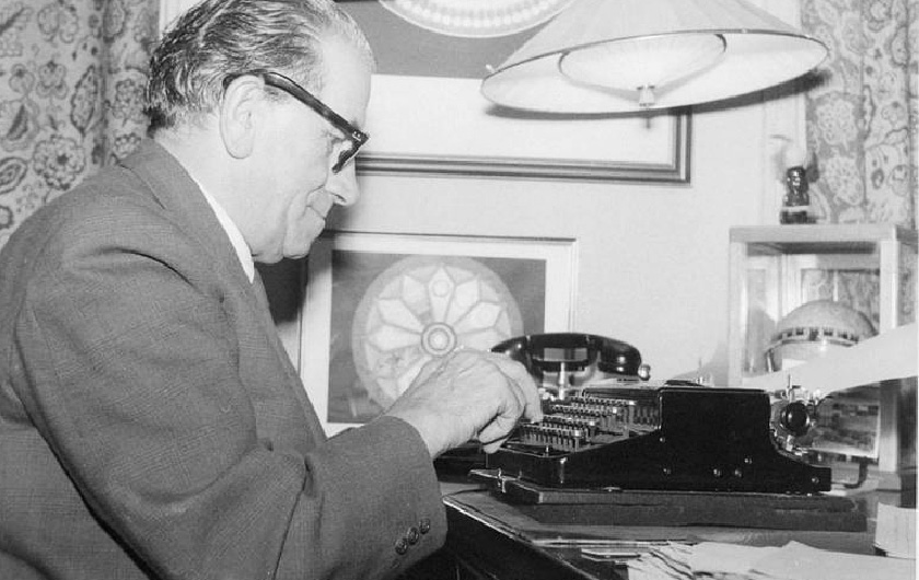 Martinus ved skrivemaskinen